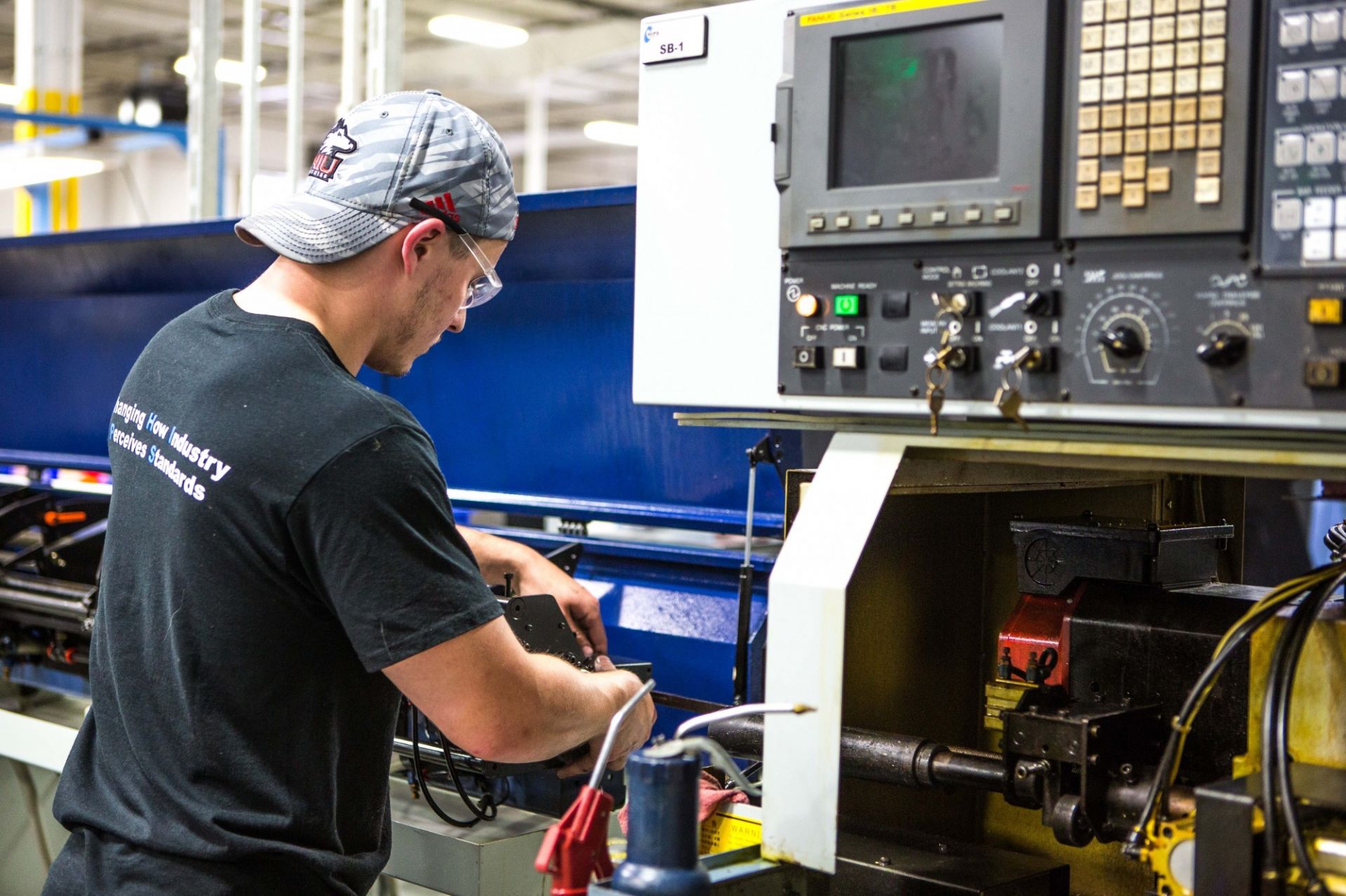 upload/hizmo/chips-manufacturing-cnc-operator.jpg